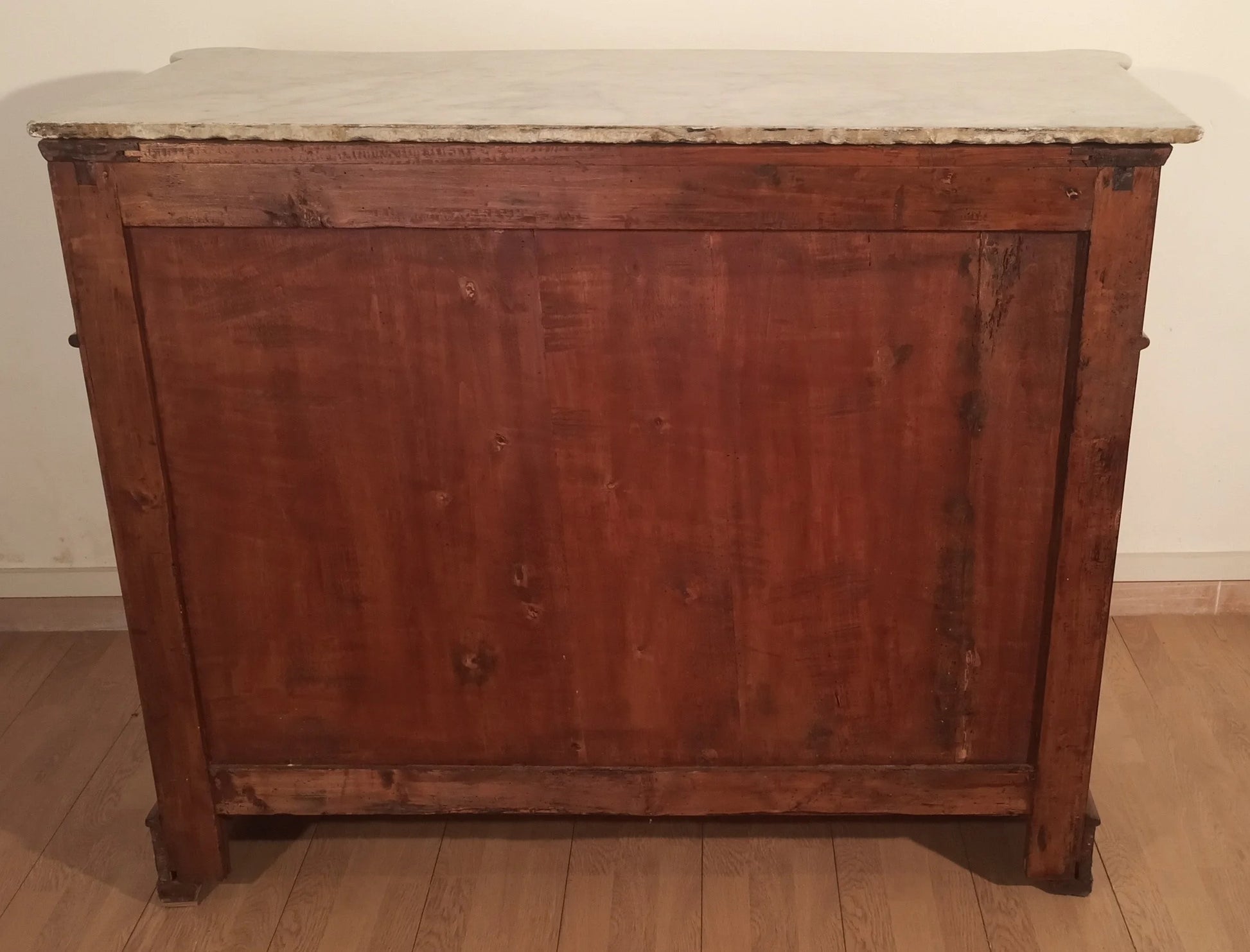 Piccolo cassettone luigi filippo in piuma di mogano con ripiano in marmo bianco carrara xix secolo
