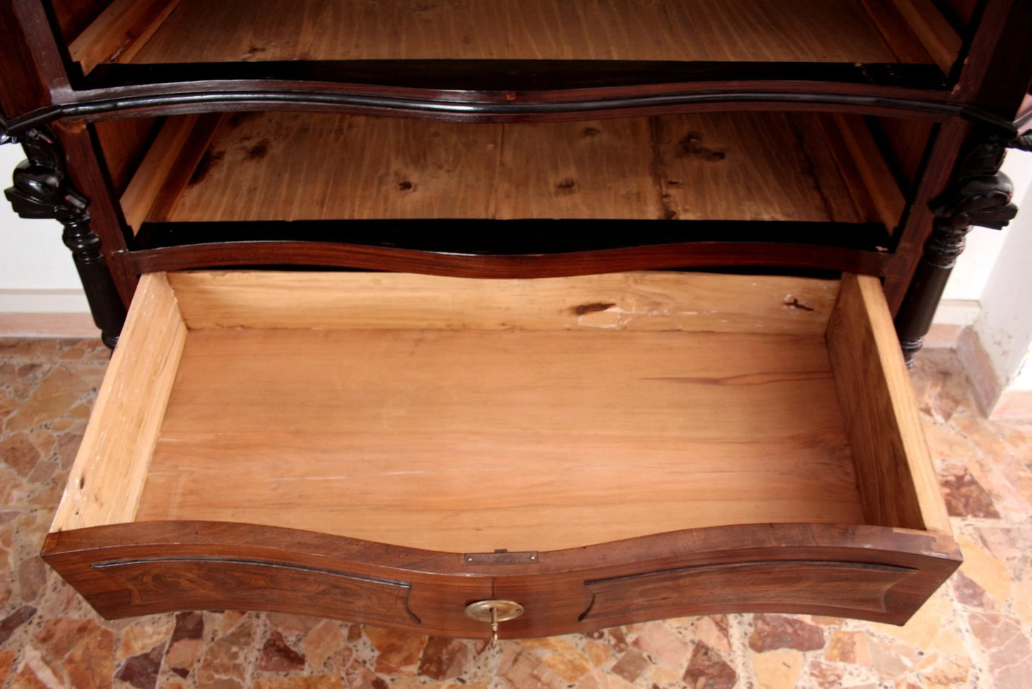 Comò cassettone elegante in palissandro con cassetti aperti e pannello curvo tipico del cassettone napoletano xix secolo