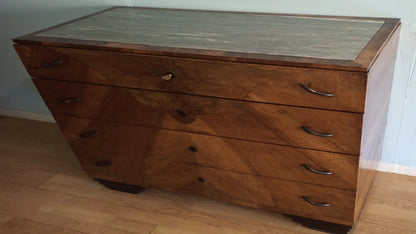 Cassettiera legno vintage con quattro cassetti e base curva ideale per camera letto in legno vintage