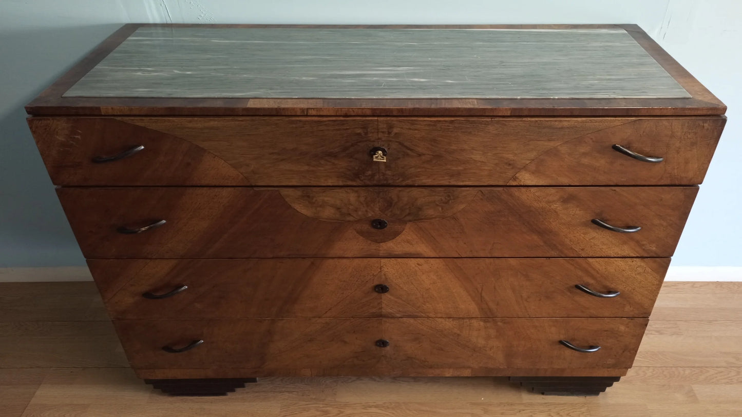 Cassettiera legno vintage con quattro cassetti e maniglie metalliche per camera letto con base curva