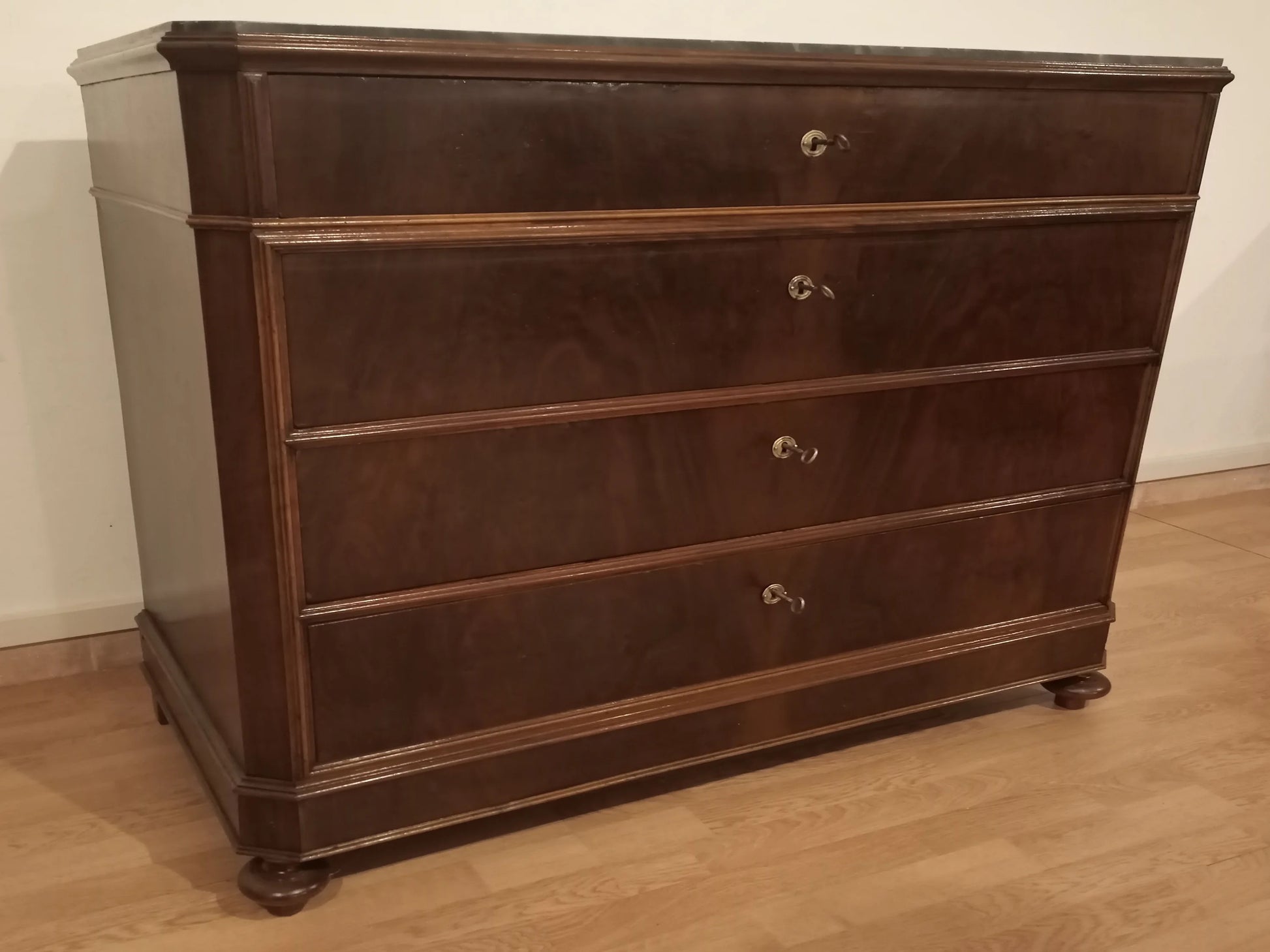 Comò cassettone cassettiera xix secolo in noce con quattro cassetti e piedi rotondi in legno scuro elegante cassettiera classica