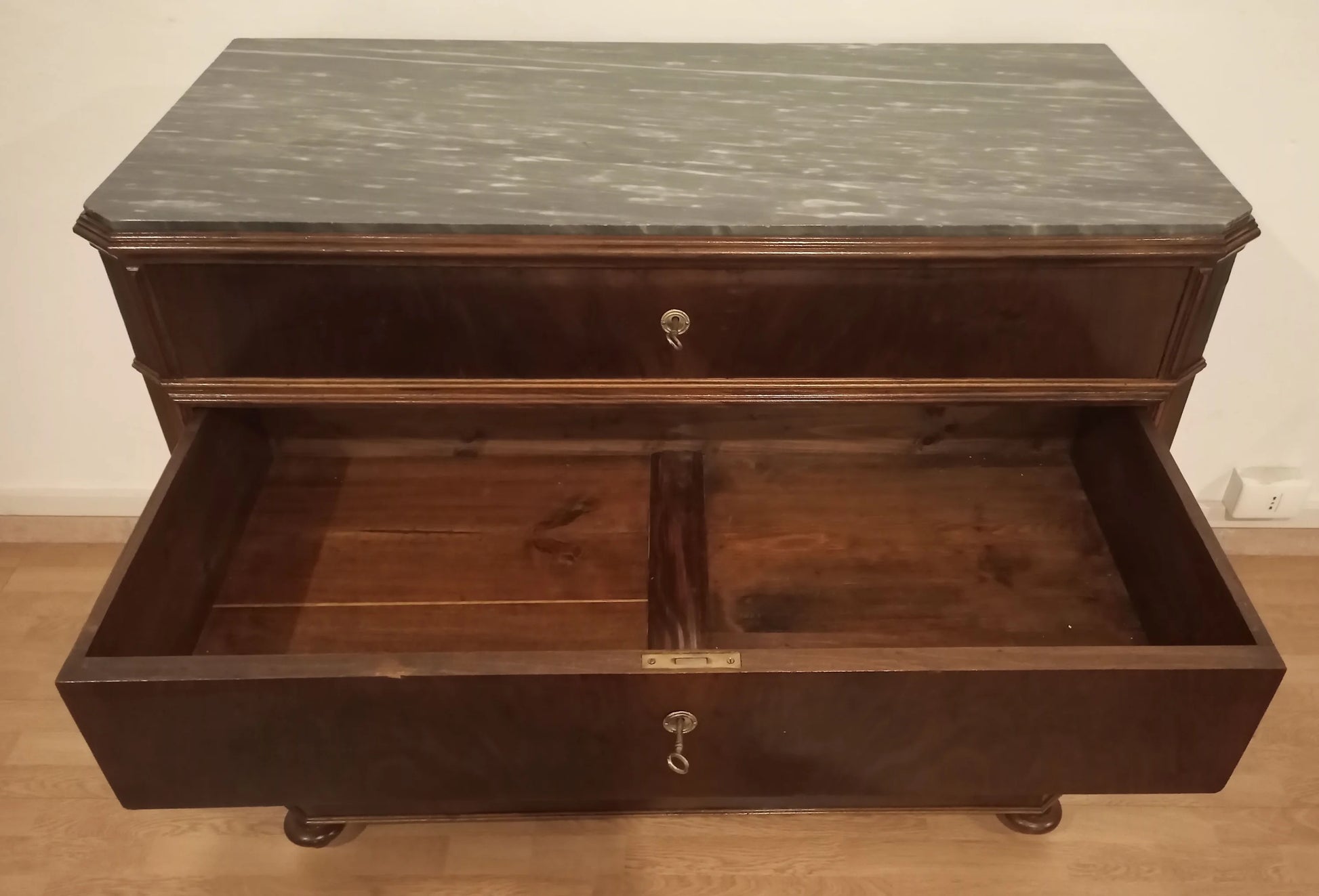 Comò cassettone cassettiera xix secolo in noce con due cassetti e piano in marmo scuro cassettiera classica