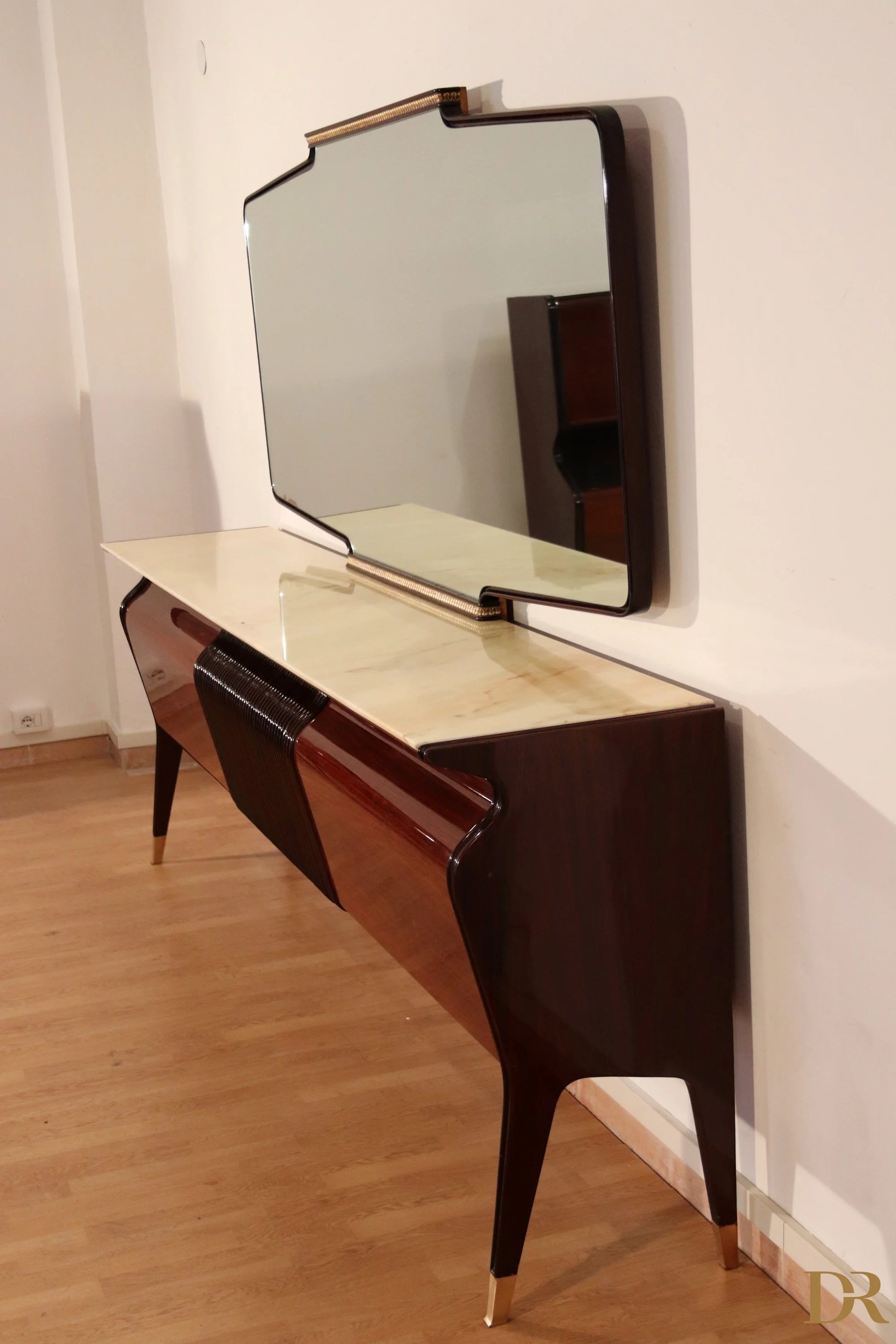 Credenza di Osvaldo Borsani in mogano con piano in onice e gambe dorate design italiano modernista degli anni 50