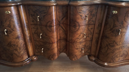 Credenza bassa chippendale in radica di noce con cassetti e finitura decorativa in legno curvo