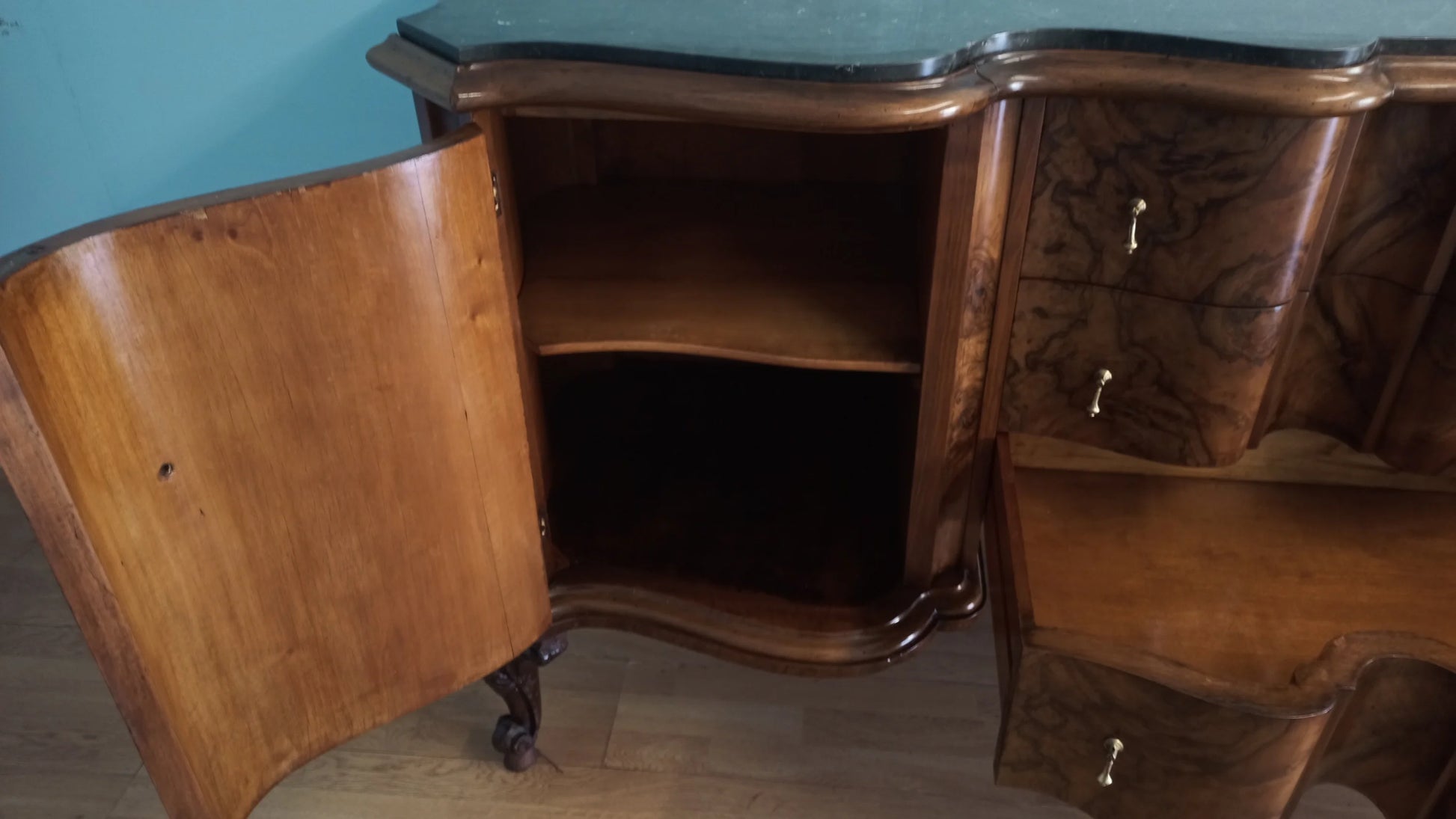 Credenza bassa chippendale in radica di noce con cassetti e ante su gambe ornate curva legno marrone