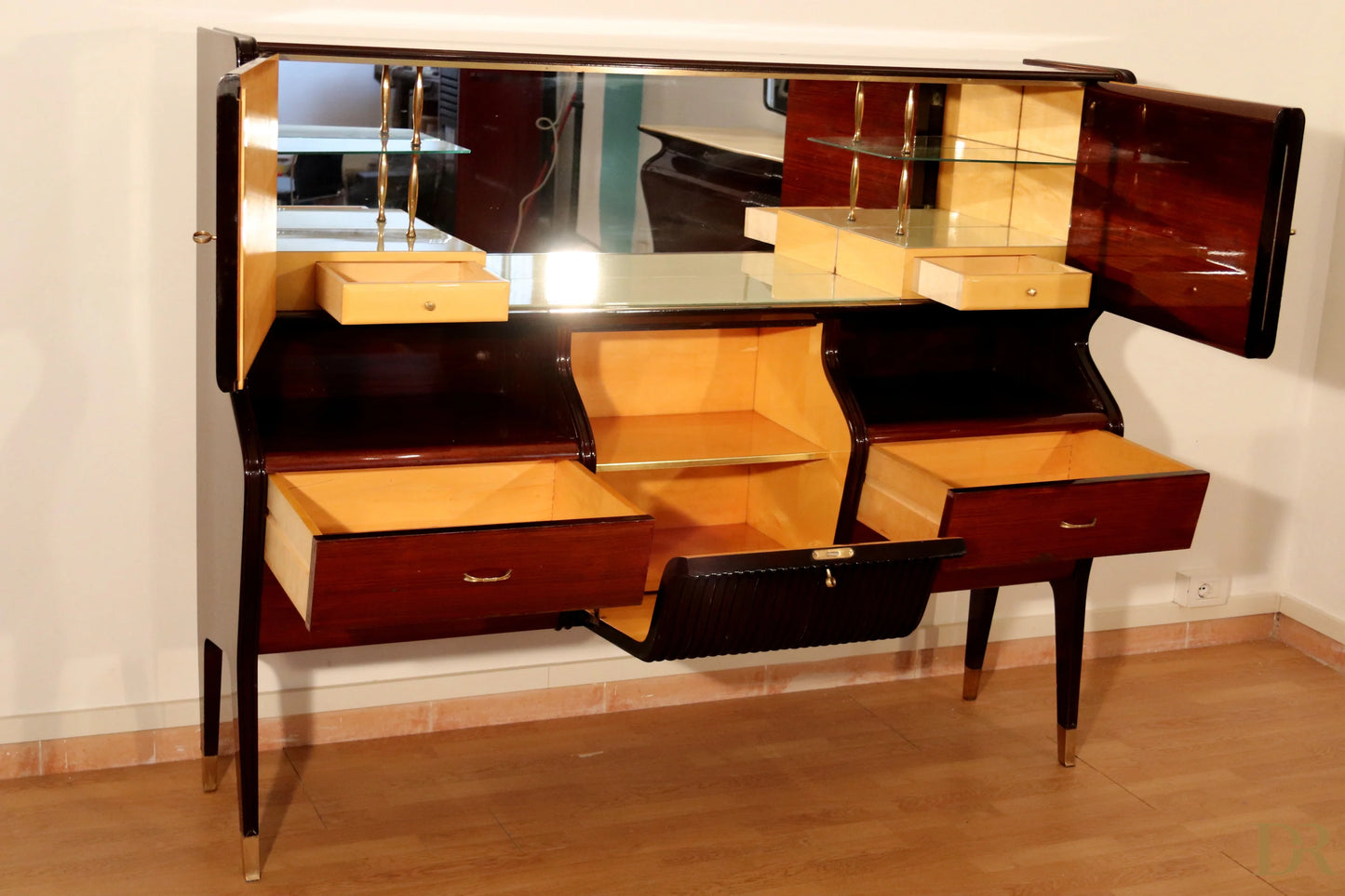 Elegante credenza di metà secolo in mogano e palissandro con specchi e maniglie oro di osvaldo borsani