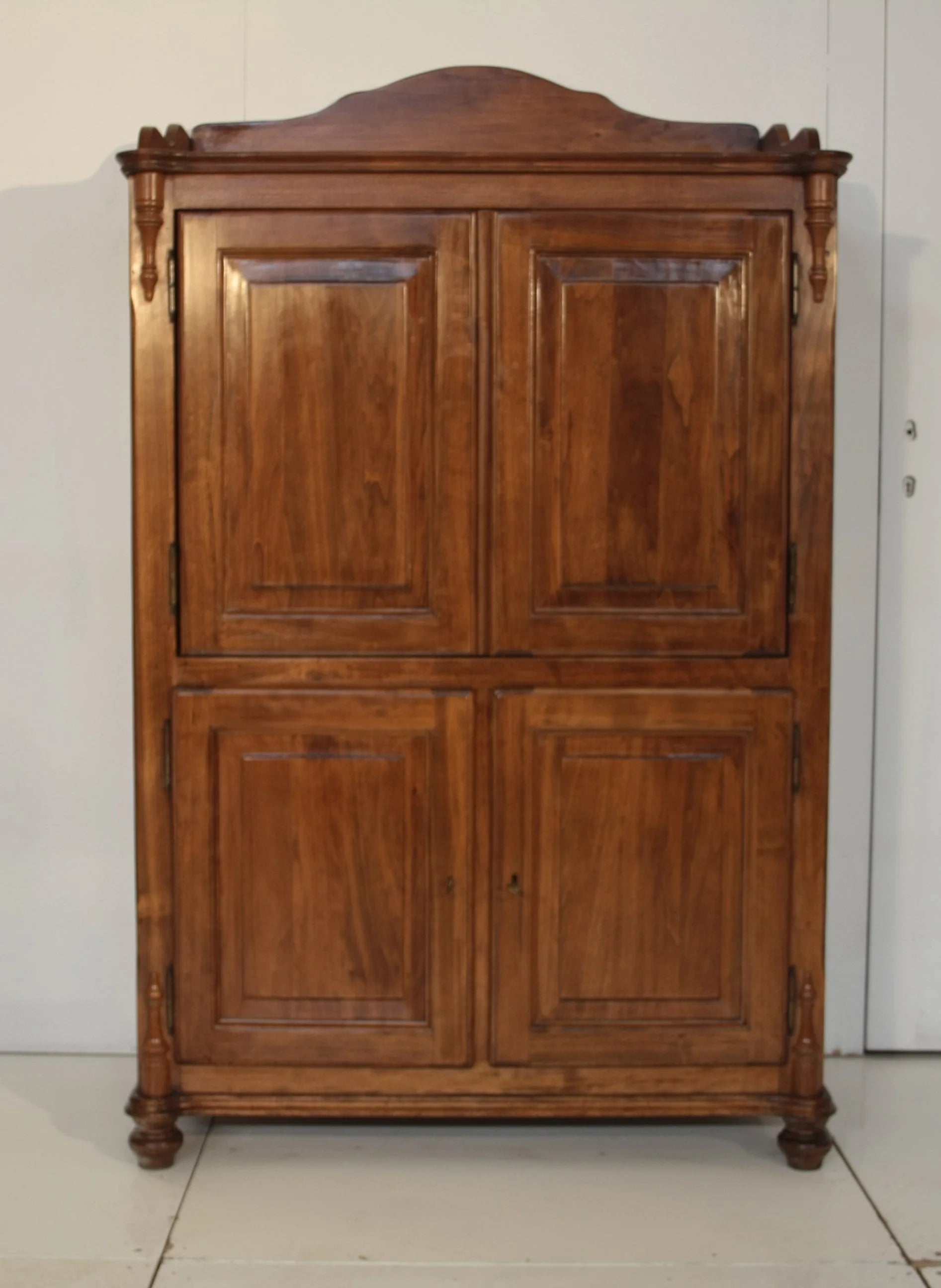 Armadio in legno con quattro ante a pannelli e cornice decorativa credenza classica dario raia antiquariato vintage