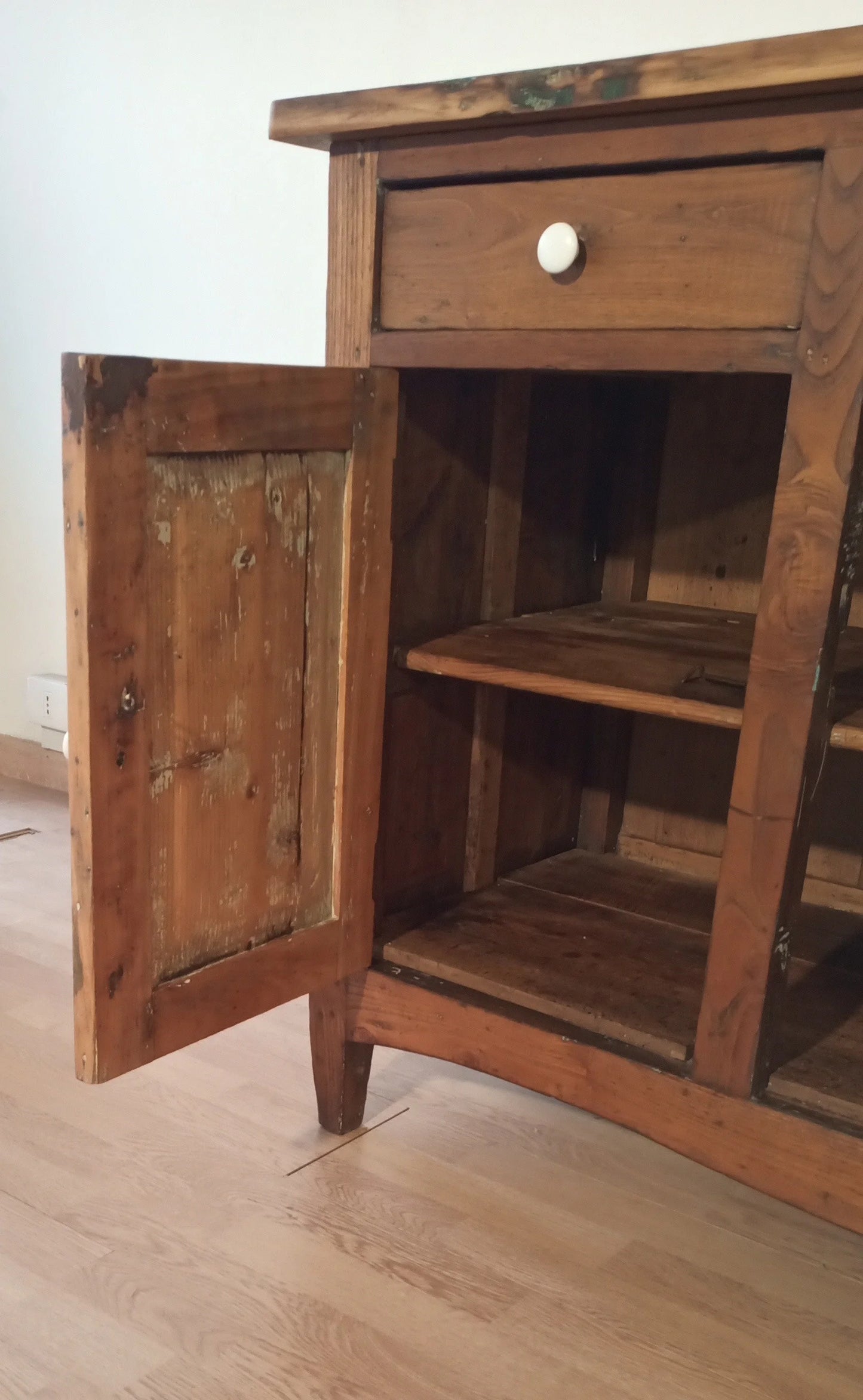 Credenza bassa in pino rustica italia con mobiletto da notte in legno e cassetto aperto fine xix secolo