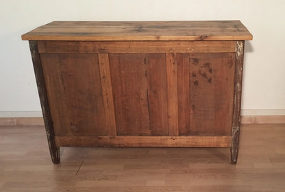 Credenza bassa pino rustica in legno con piano piatto e fronte a pannelli, sud italia, fine xix secolo