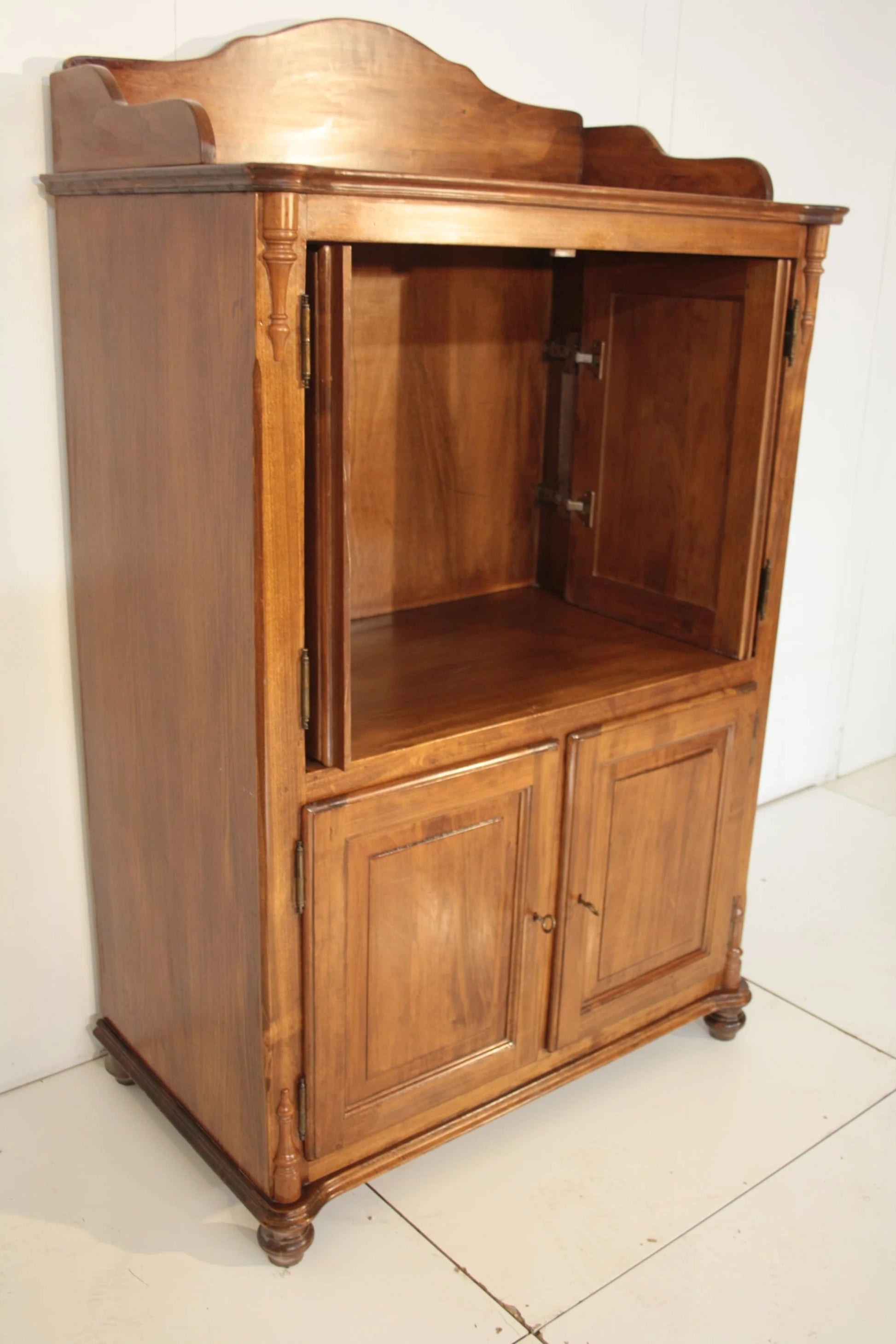 Credenza classica in legno con vano espositivo aperto sopra e ante doppie sotto per dario raia antiquariato vintage
