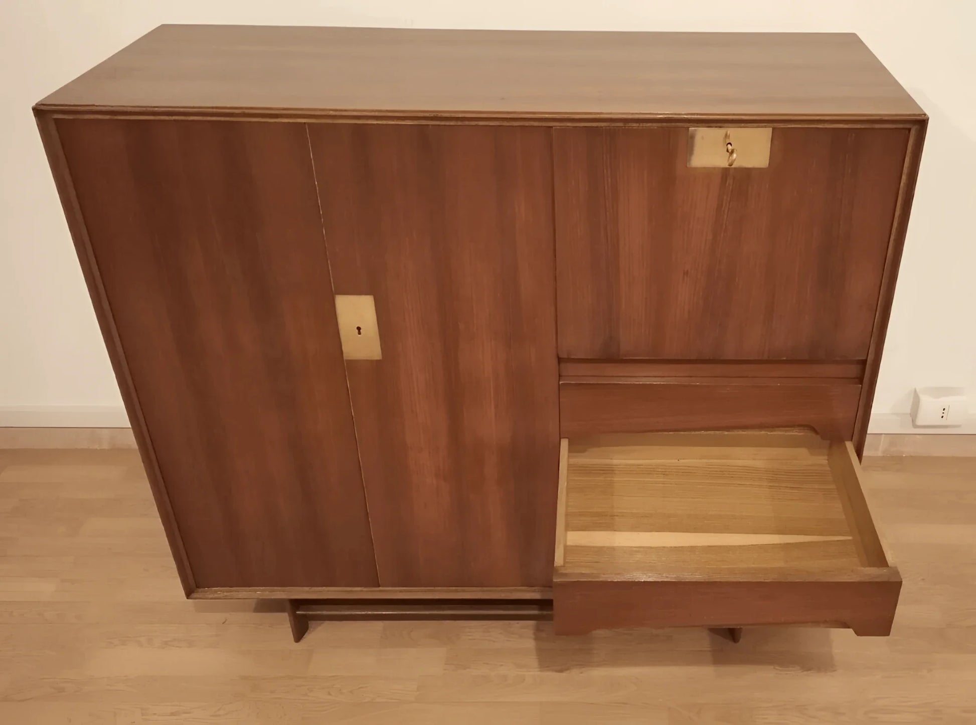 Credenza edmondo palutari restaurata in legno con cassetto scorrevole e anta design vintage 1950