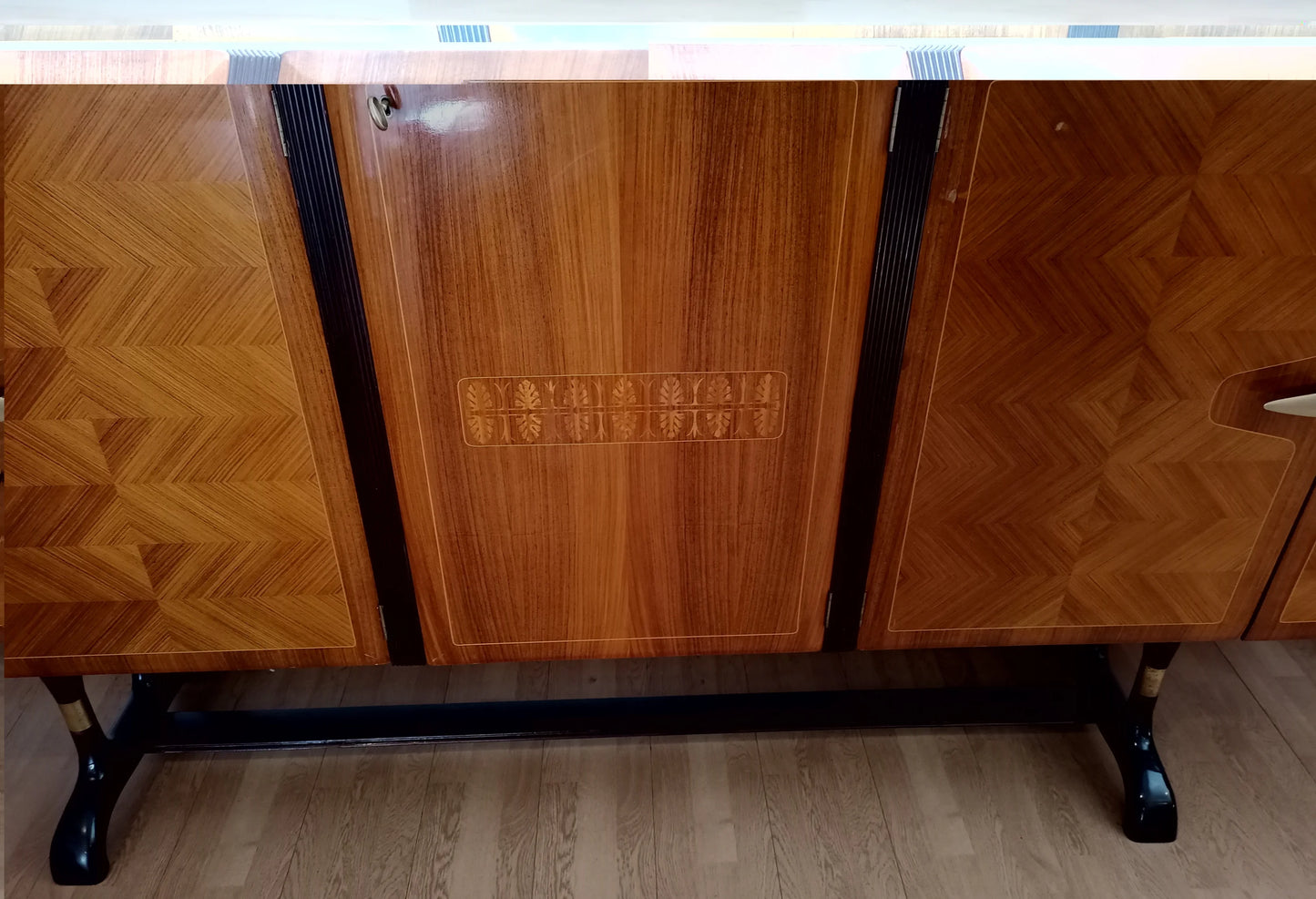 Credenza mid-century in legno con gambe in metallo nero e pannelli a spina di pesce mobile bar consolle vittorio dassi