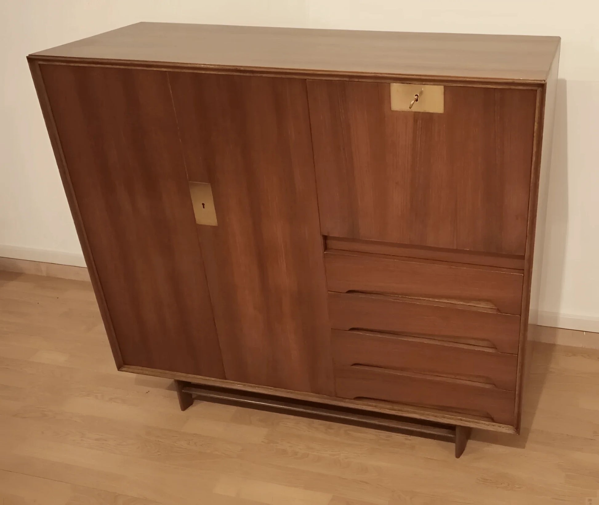 Credenza edmondo palutari restaurata anni 1950 in legno con ante scorrevoli e cassetti stile mid-century moderno