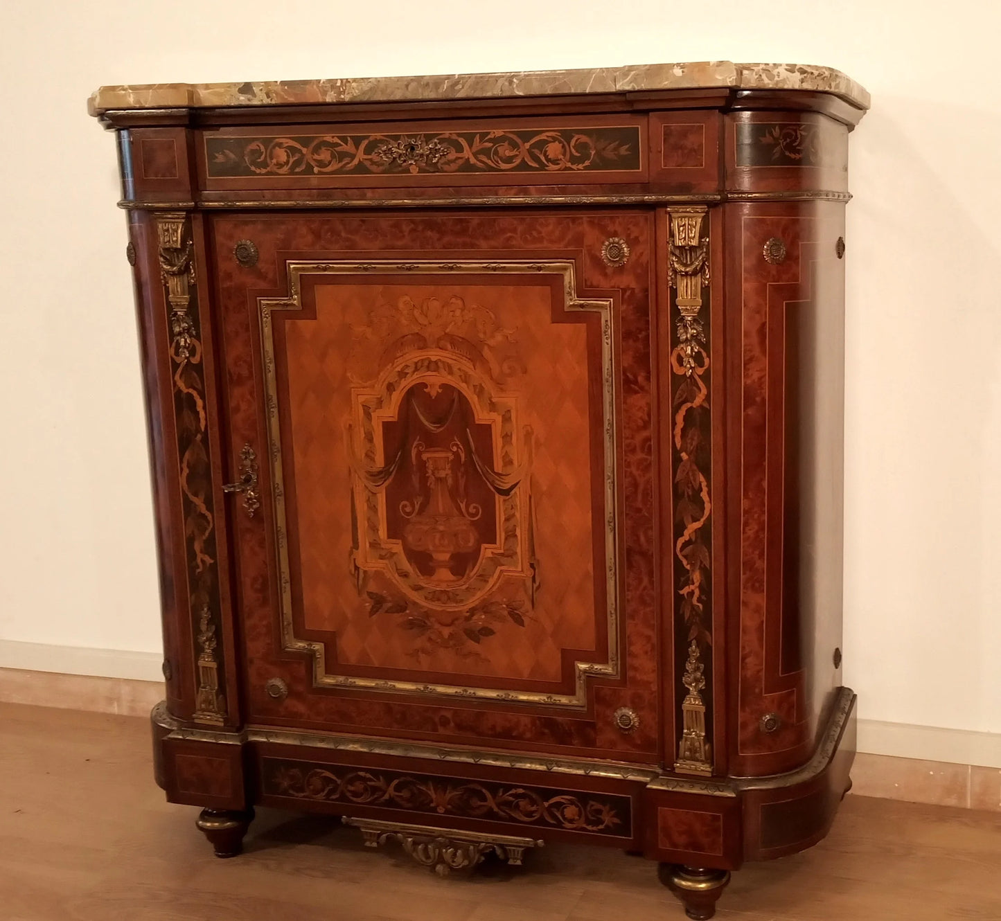Splendida credenza bassa intarsiata con applicazioni in ottone e marmo in varie essenze di legno del xx secolo