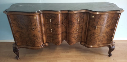 Credenza bassa chippendale in radica di noce con pannelli frontali curvi e gambe intagliate decorative