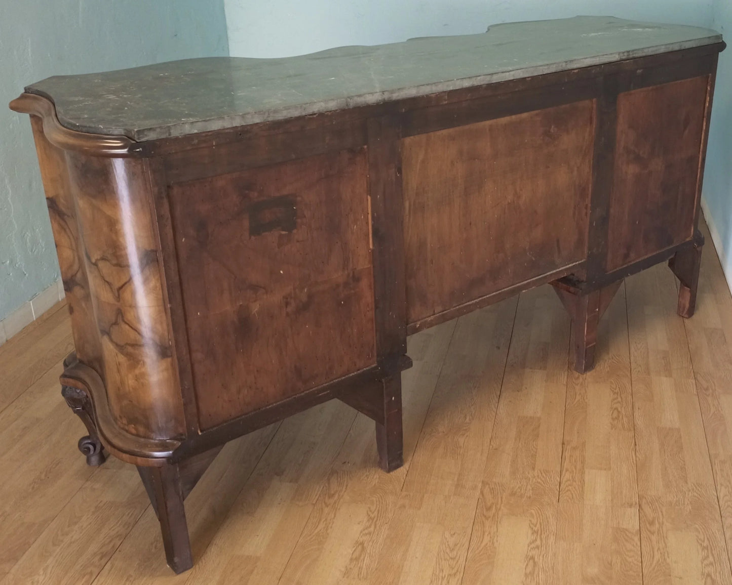 Credenza bassa chippendale in radica di noce con bordi curvi e gambe decorative in legno intagliato