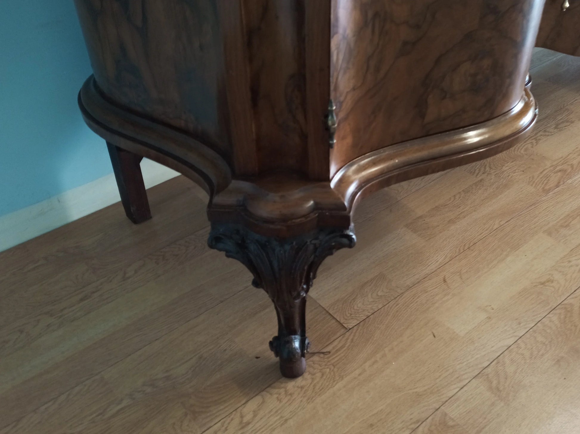 Gamba di credenza bassa chippendale in radica di noce con finitura scura e dettagli intagliati decorativi