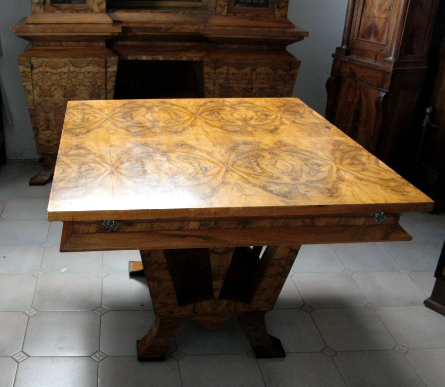 Tavolo art decò in legno intagliato realizzato a roma per il ministro bottai nel 1933 con iscrizione decorativa