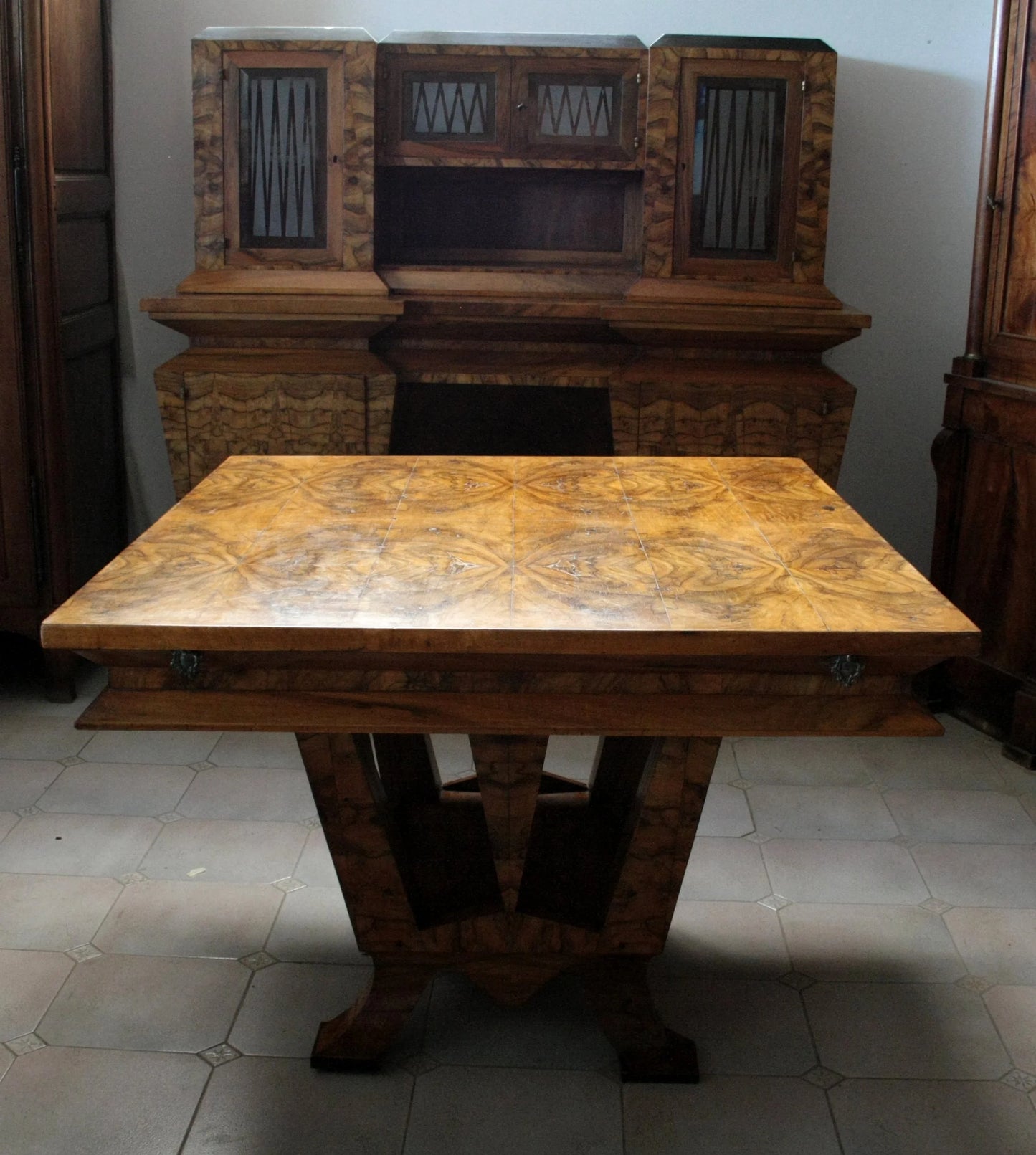 Tavolo art decò in legno intagliato, roma realizzato per il ministro bottai nel 1933 con iscrizione decorativa