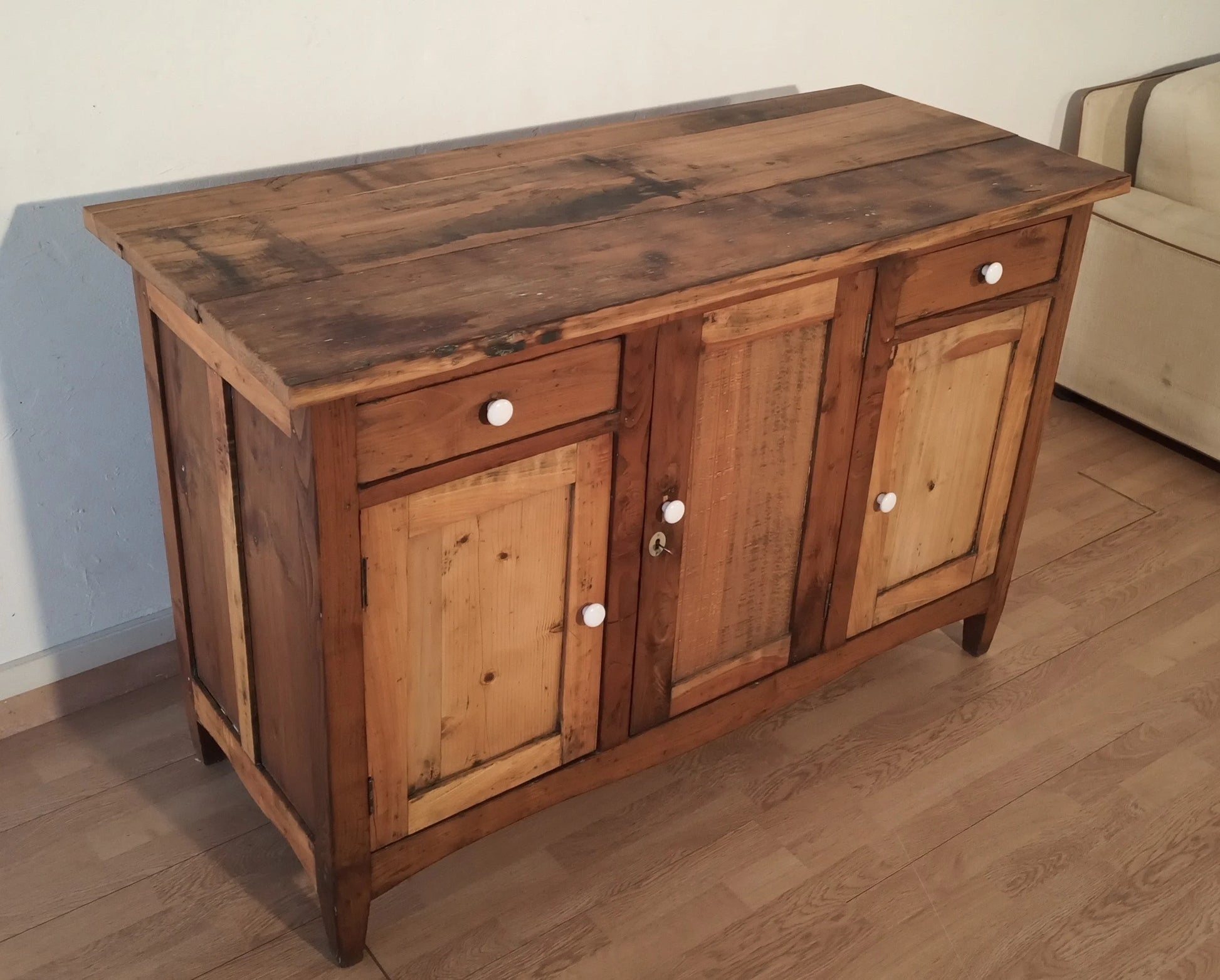 Credenza bassa pino rustica italia con due cassetti e due ante in legno con pomelli bianchi fine xix secolo