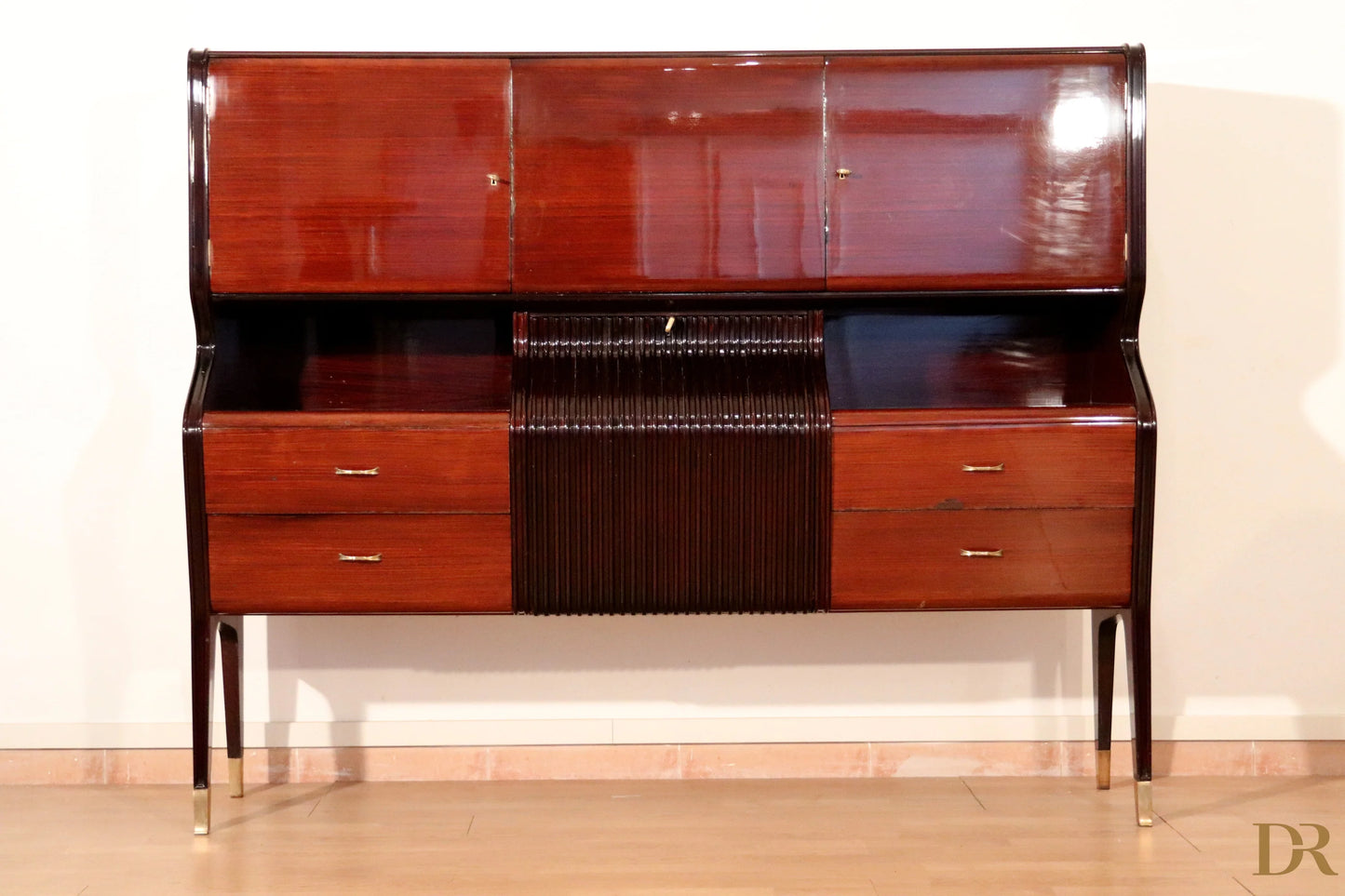 Credenza di metà secolo di osvaldo borsani in mogano lucido con pannello verticale a stecche, arredamenti borsani varedo