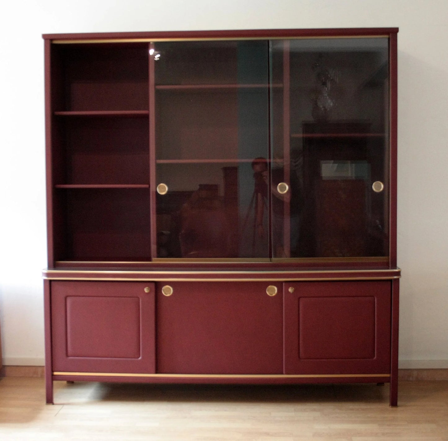 Credenza a due corpi con ante scorrevoli in similpelle bordeaux di umberto mascagni design italiano d’epoca