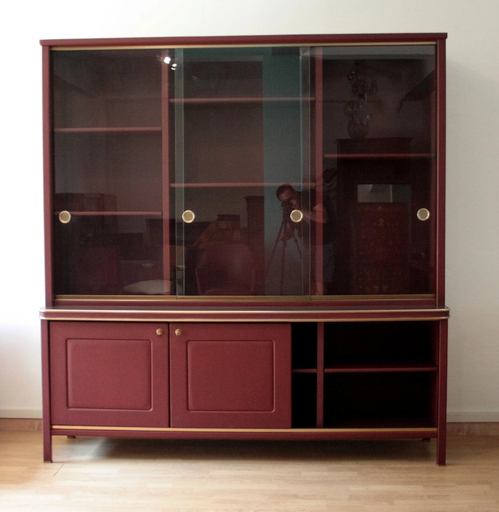 Credenza a due corpi con ante scorrevoli in vetro in similpelle bordeaux design italiano d’epoca di Umberto Mascagni negli anni 50