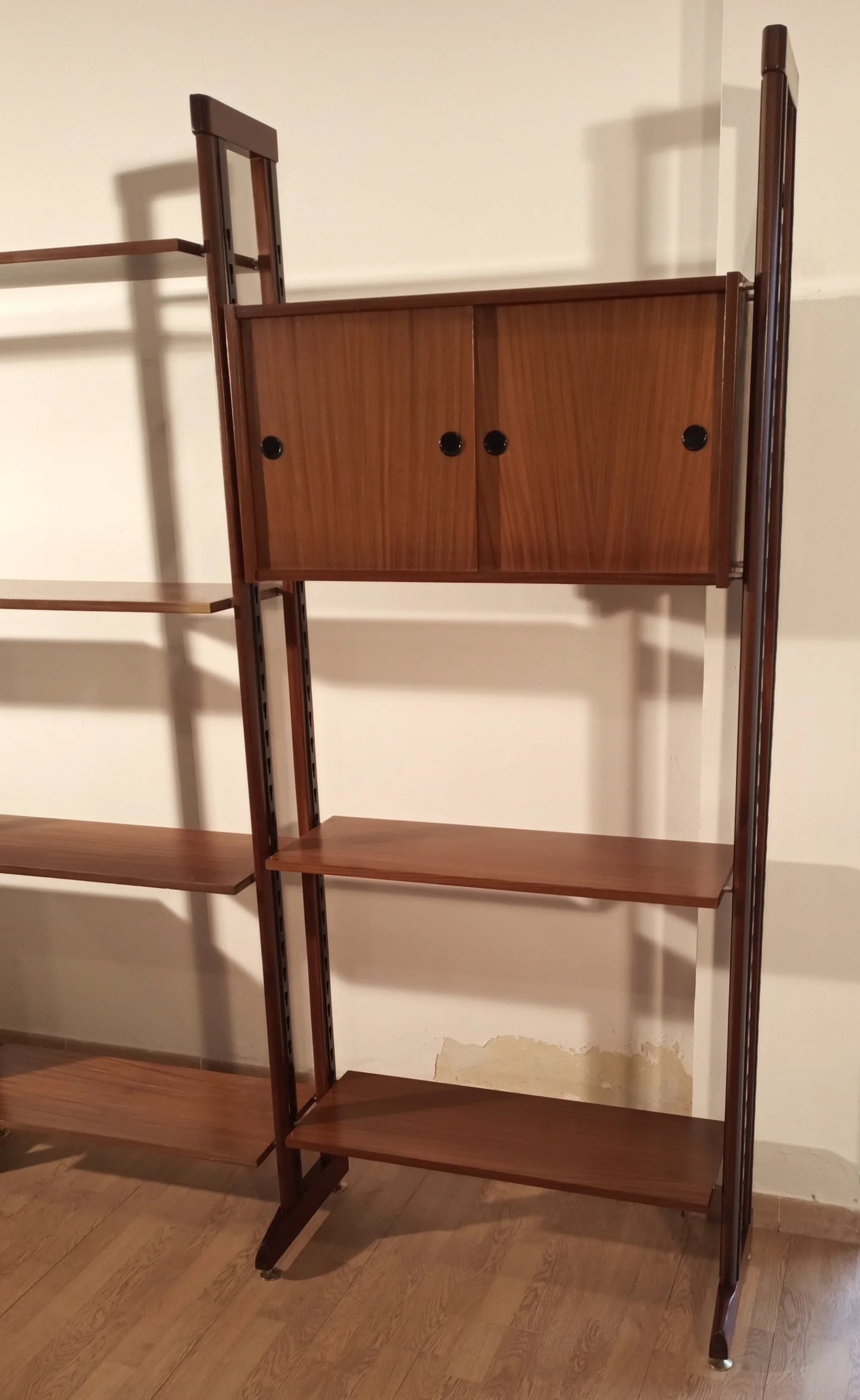Originale libreria vintage modulare in teak mid century modern con scaffali e armadietti anni 60 italia