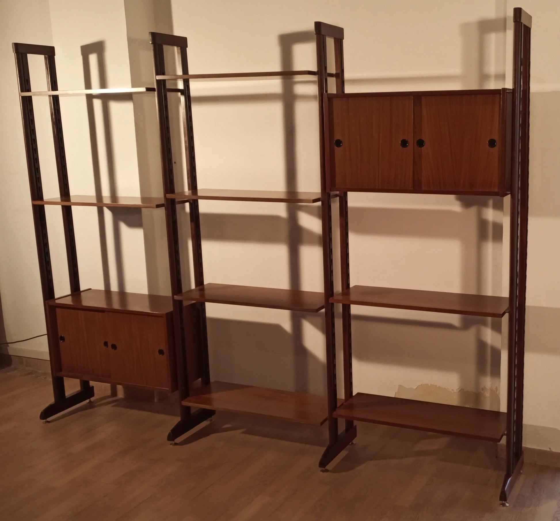 Originale libreria vintage modulare in teak con scaffali e ante in legno anni 60 italiano mid century