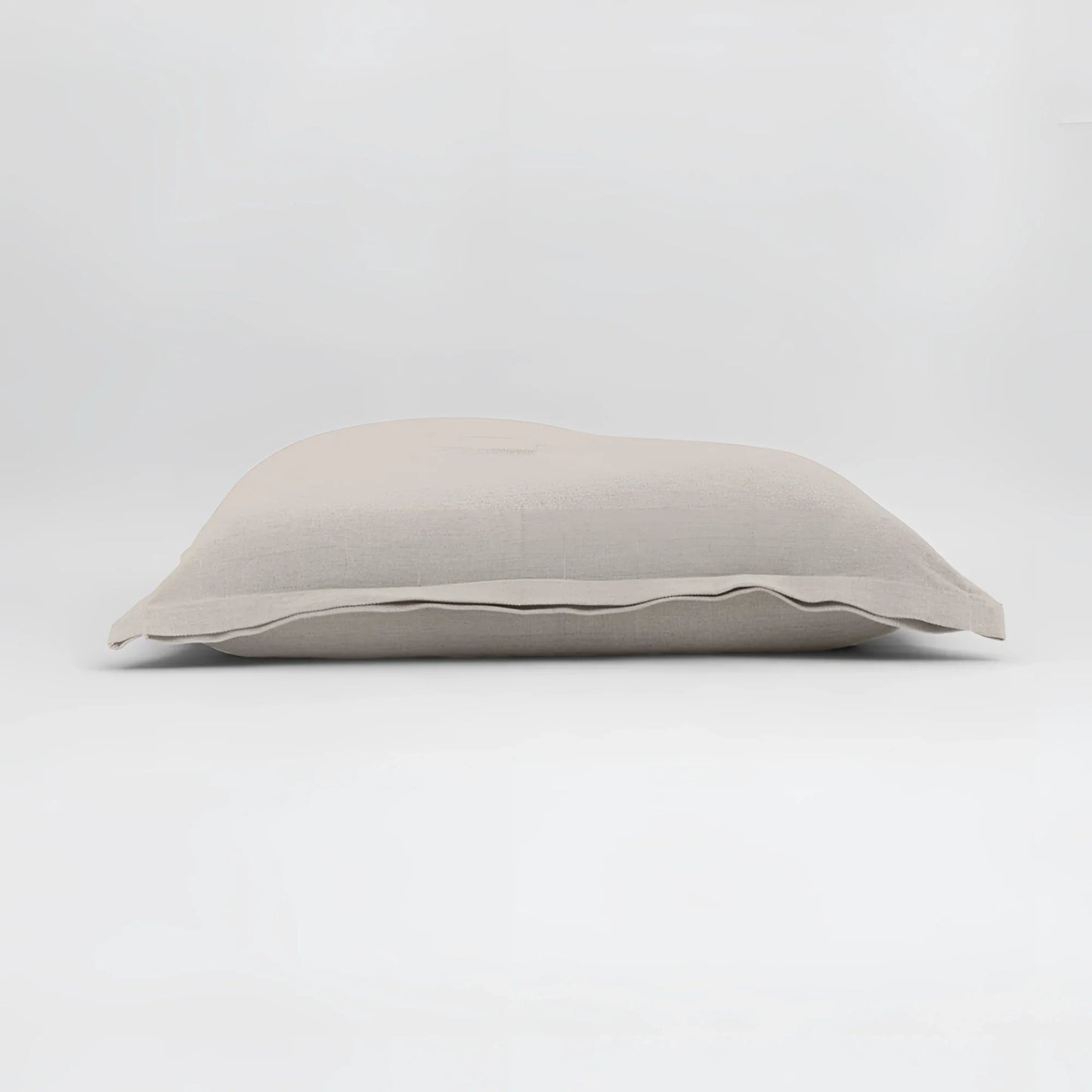 Maxi cuscino firenze beige in lino con trama naturale leggermente stropicciata e dimensioni generose infinito abbraccio