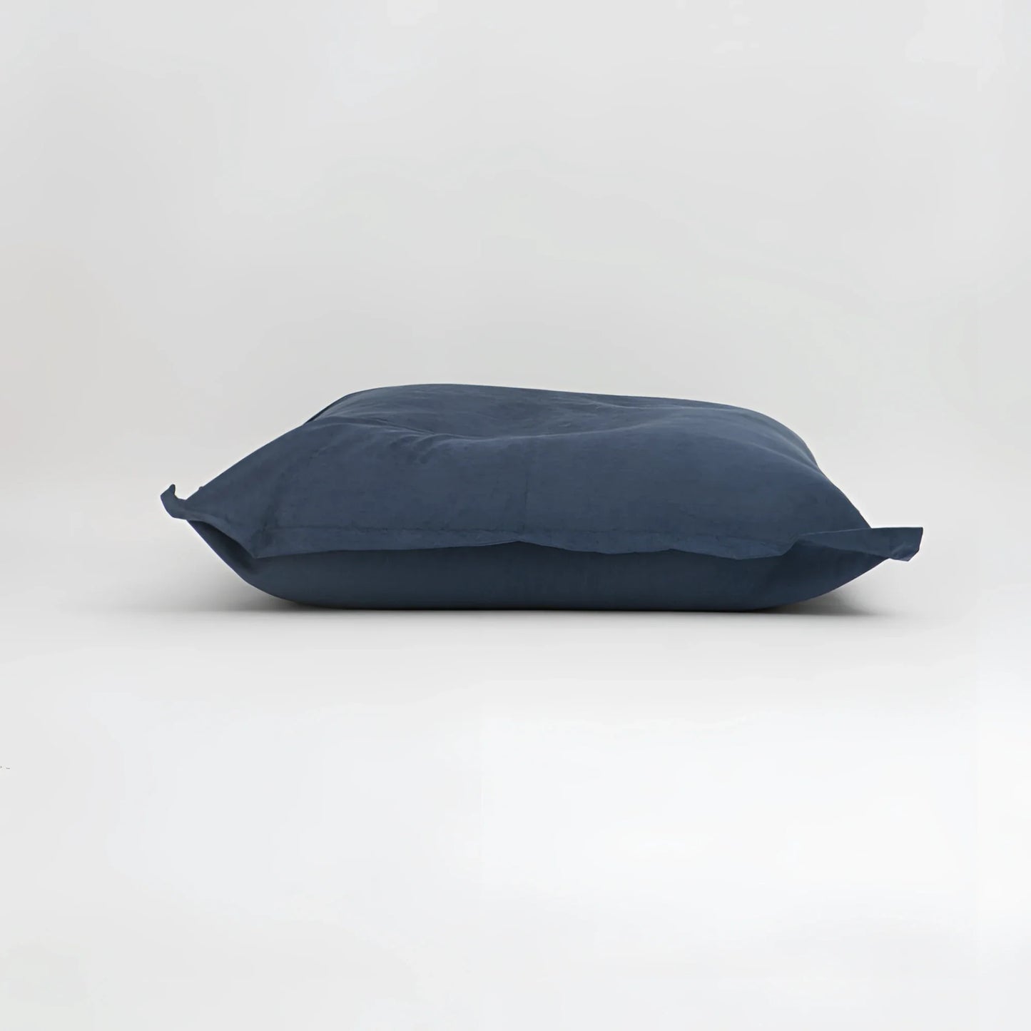 Maxi cuscino firenze navy blue con tessuto morbido leggermente stropicciato e dimensioni generose per infinito abbraccio