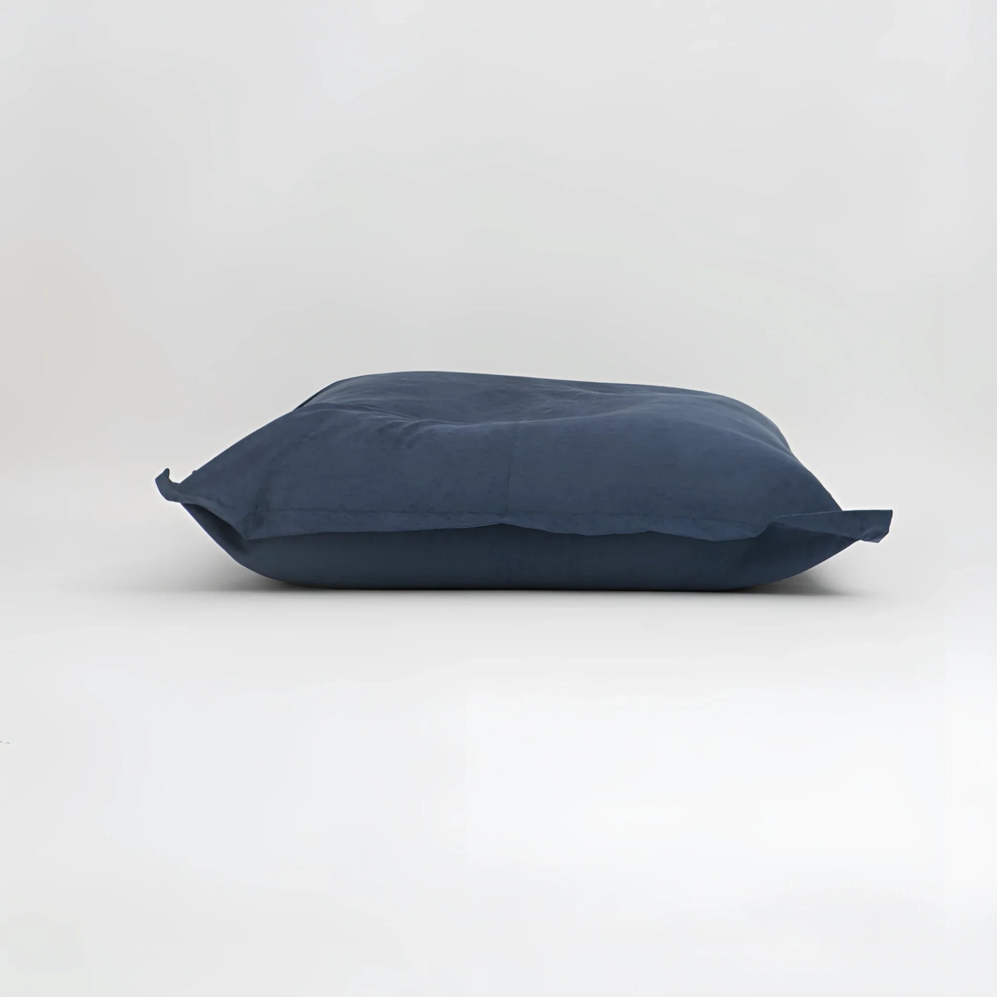 Maxi cuscino firenze navy blue con tessuto morbido leggermente stropicciato e dimensioni generose per infinito abbraccio
