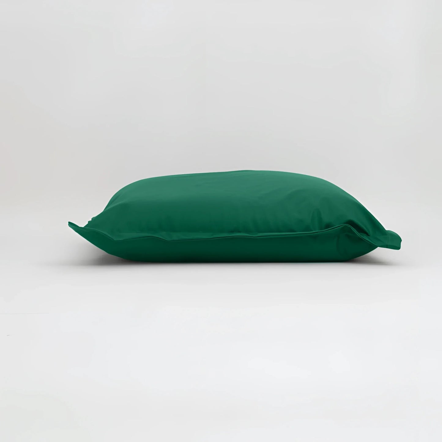 Maxi cuscino firenze in tessuto verde smeraldo liscio leggermente stropicciato con dimensioni generose infinito abbraccio