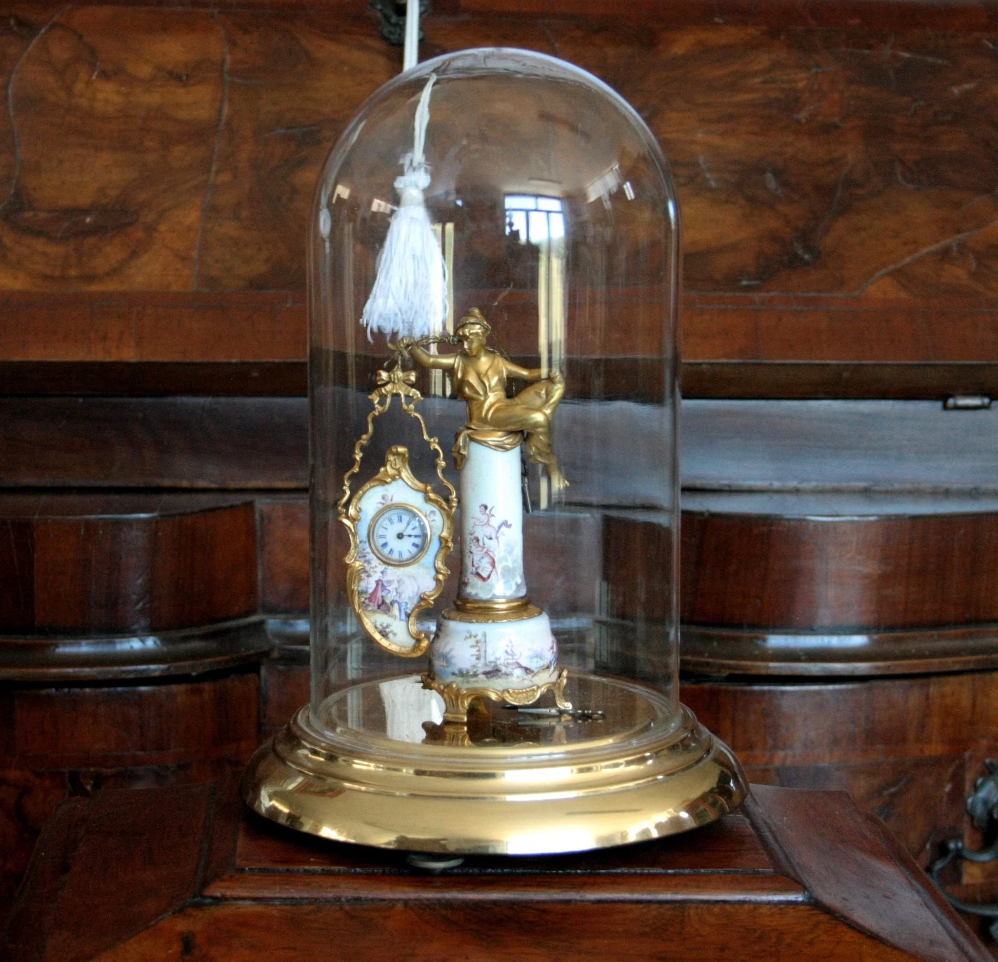 Orologio da tavolo in bronzo e smalti art decò con figura femminile sotto cupola in vetro xix secolo base scena galanti