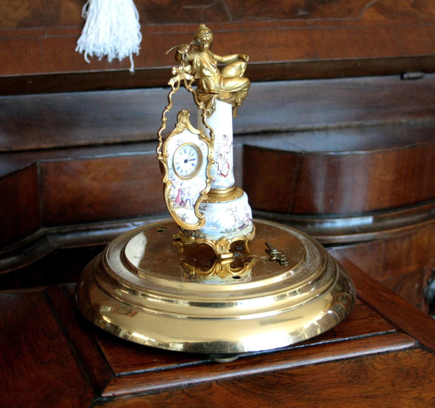 Orologio da tavolo in bronzo e smalti art decò xix secolo con base e scena galanti e figura femminile dorata