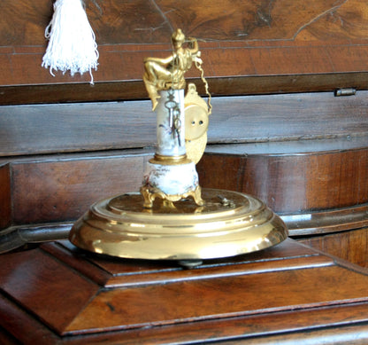 Orologio da tavolo in bronzo e smalti art decò con figura femminile e base xix secolo scena galanti