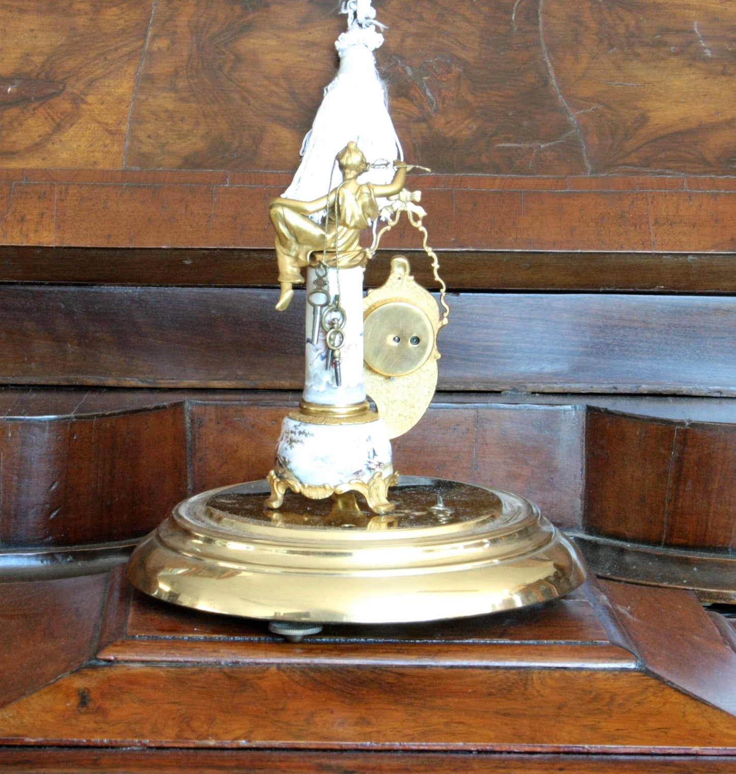 Orologio da tavolo in bronzo e smalti art decò con figura femminile e scena galanti su base xix secolo