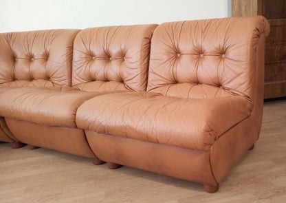 Divano modulare vintage in pelle cognac con dettagli capitonnè in cuoio color tan anni 70 set di 5