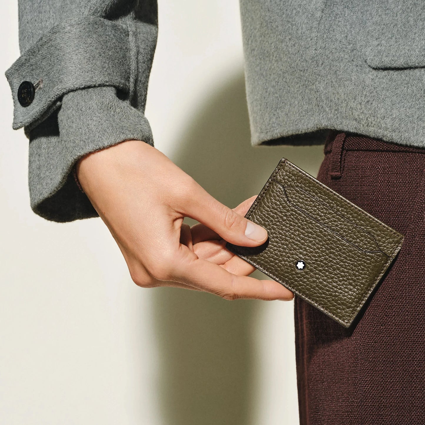 Porta carte montblanc in vitello premium kaki con 5 scomparti e dettaglio stella argentata