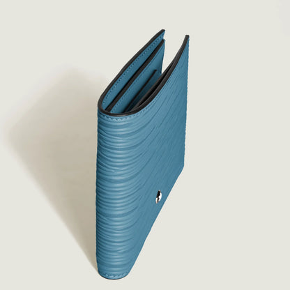 Montblanc portafoglio 8 scomparti blu fumé con trama orizzontale e cuciture nere di alta qualità elegante e funzionale
