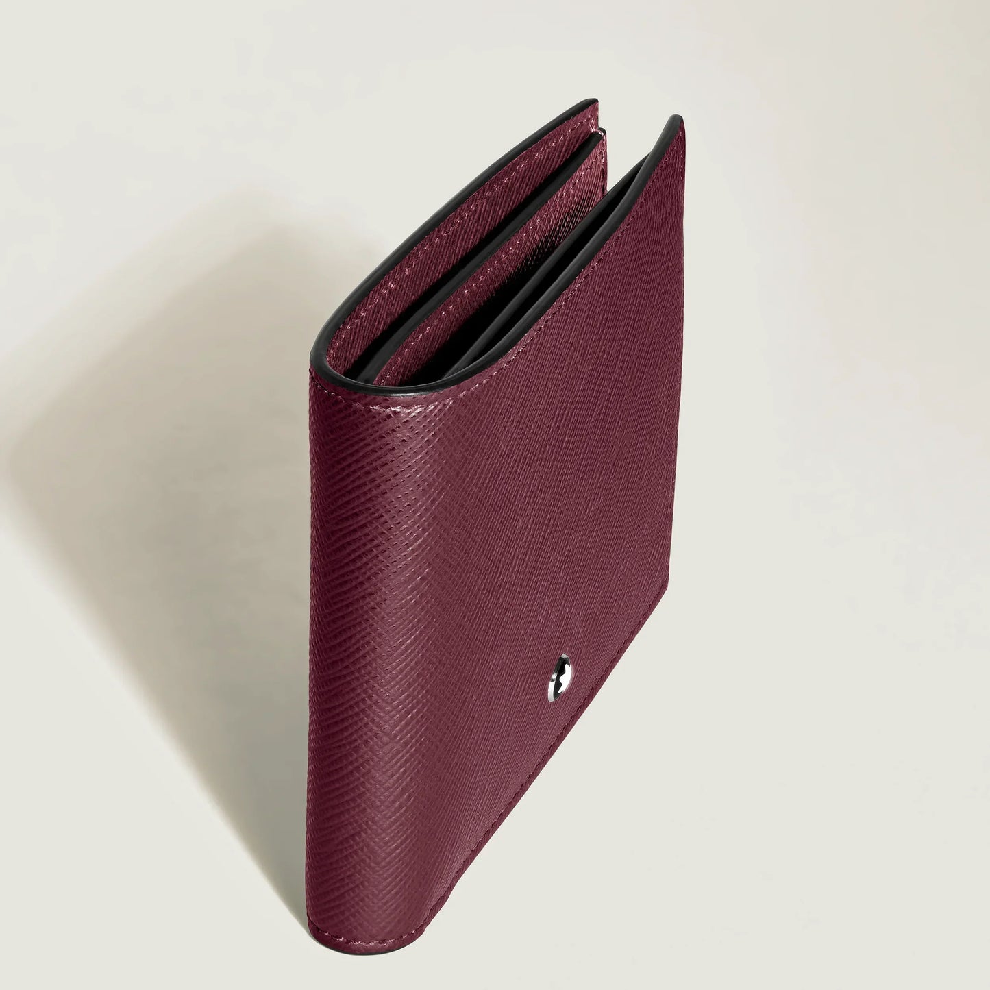 Montblanc portafoglio in pelle saffiano bordeaux con trim nero stampa saffiano e logo argentato scomparti sartorial cassis