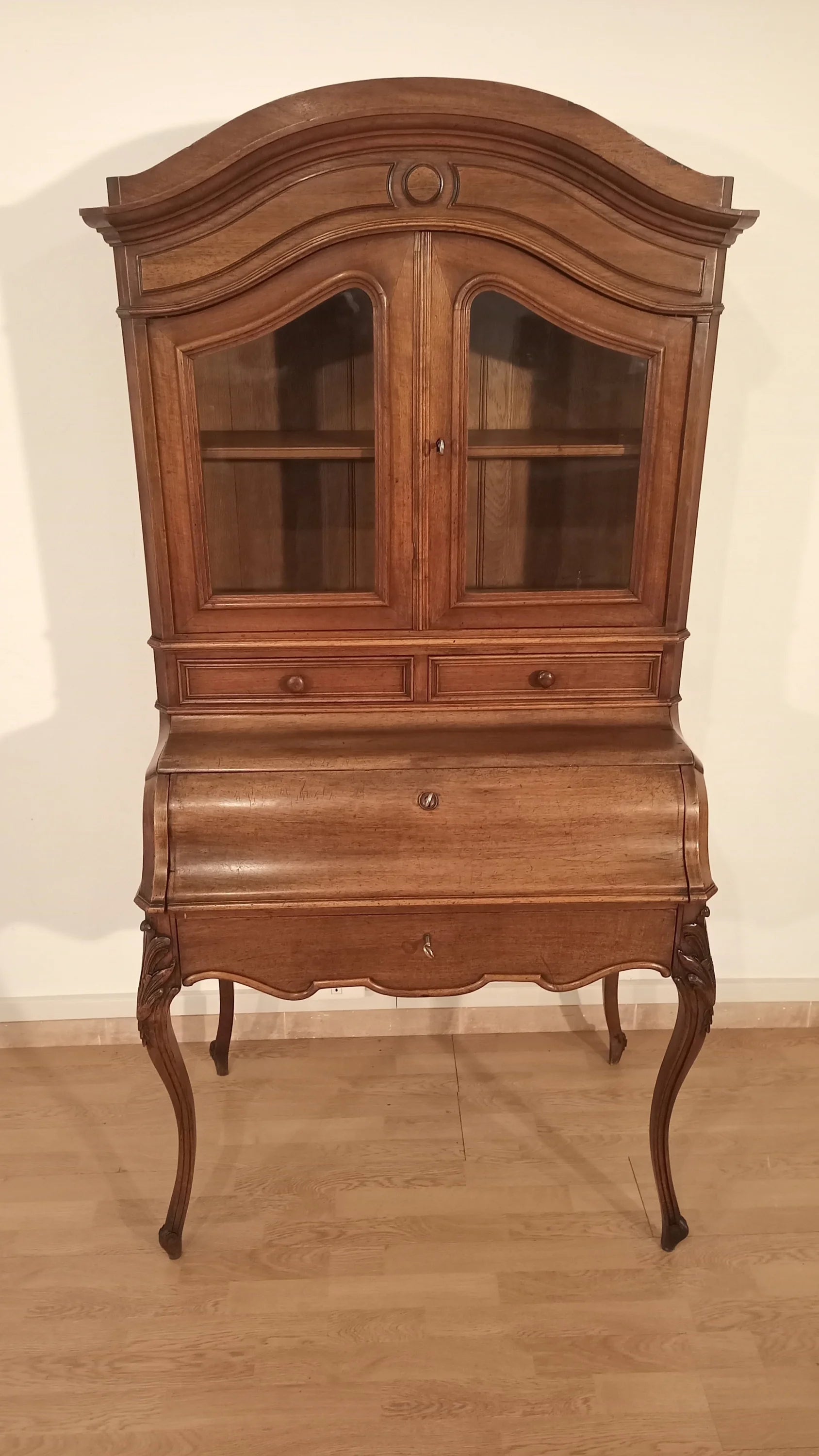 Antica credenza scrittoio ribalta in rovere massello con ante a vetri e gambe curve restaurata ottocento