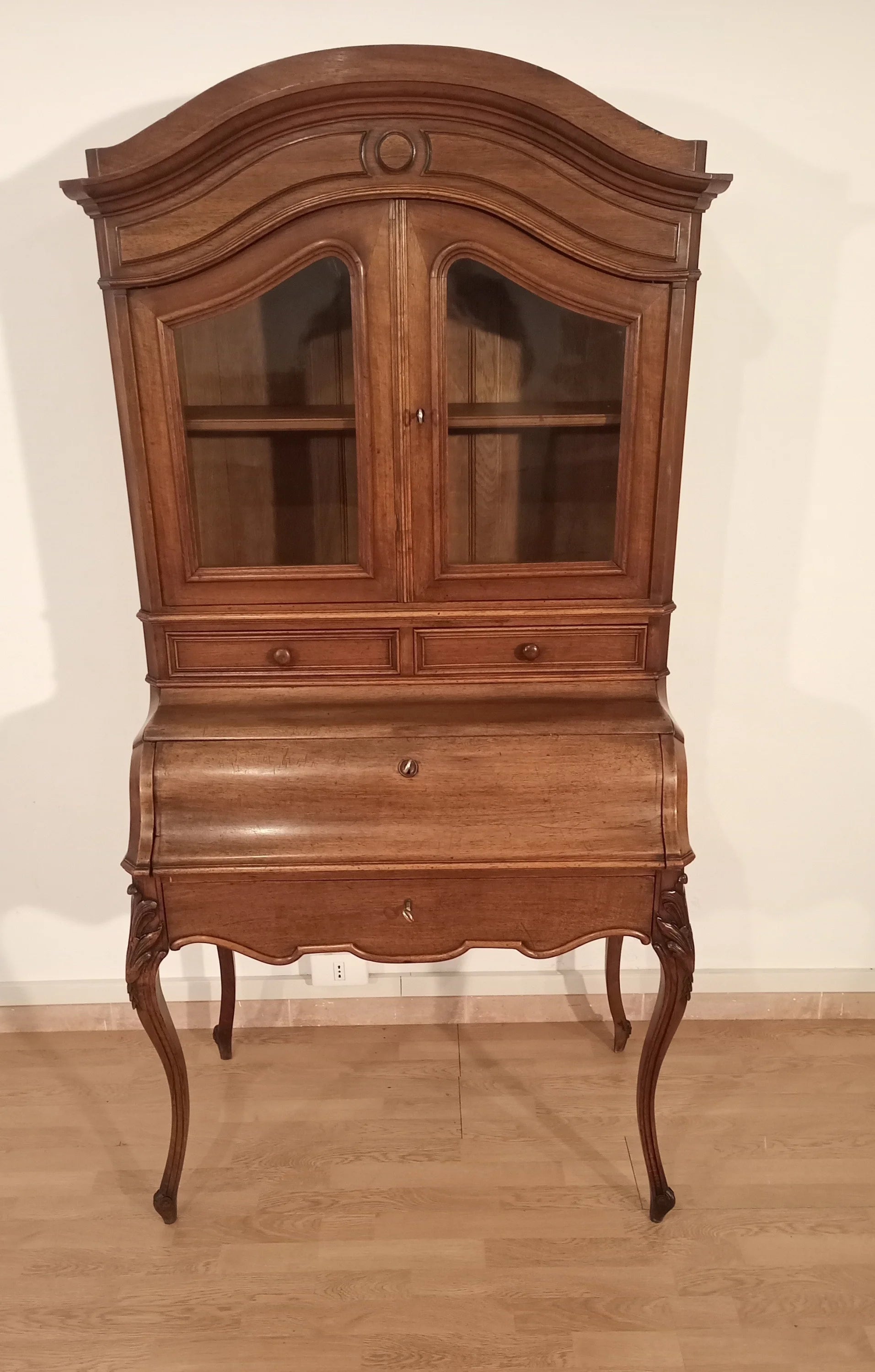 Credenza scrittoio in rovere massello ottocento con gambe curve e vetrina anteriore restaurata xix secolo