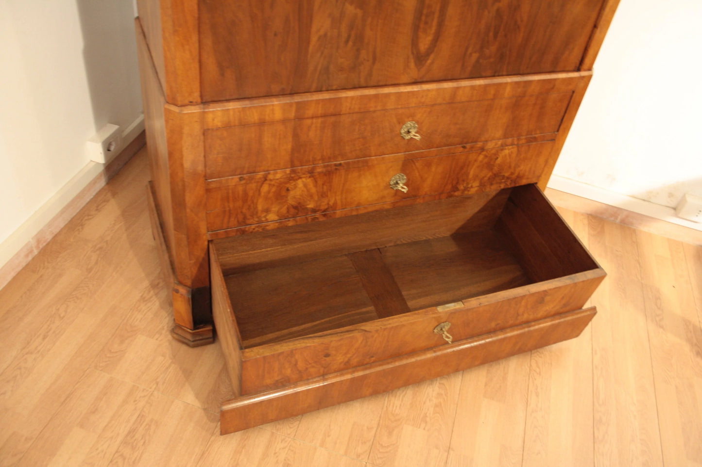 Splendido secretaire umbertino in rovere massello fine ottocento con cassetto aperto e design autentico