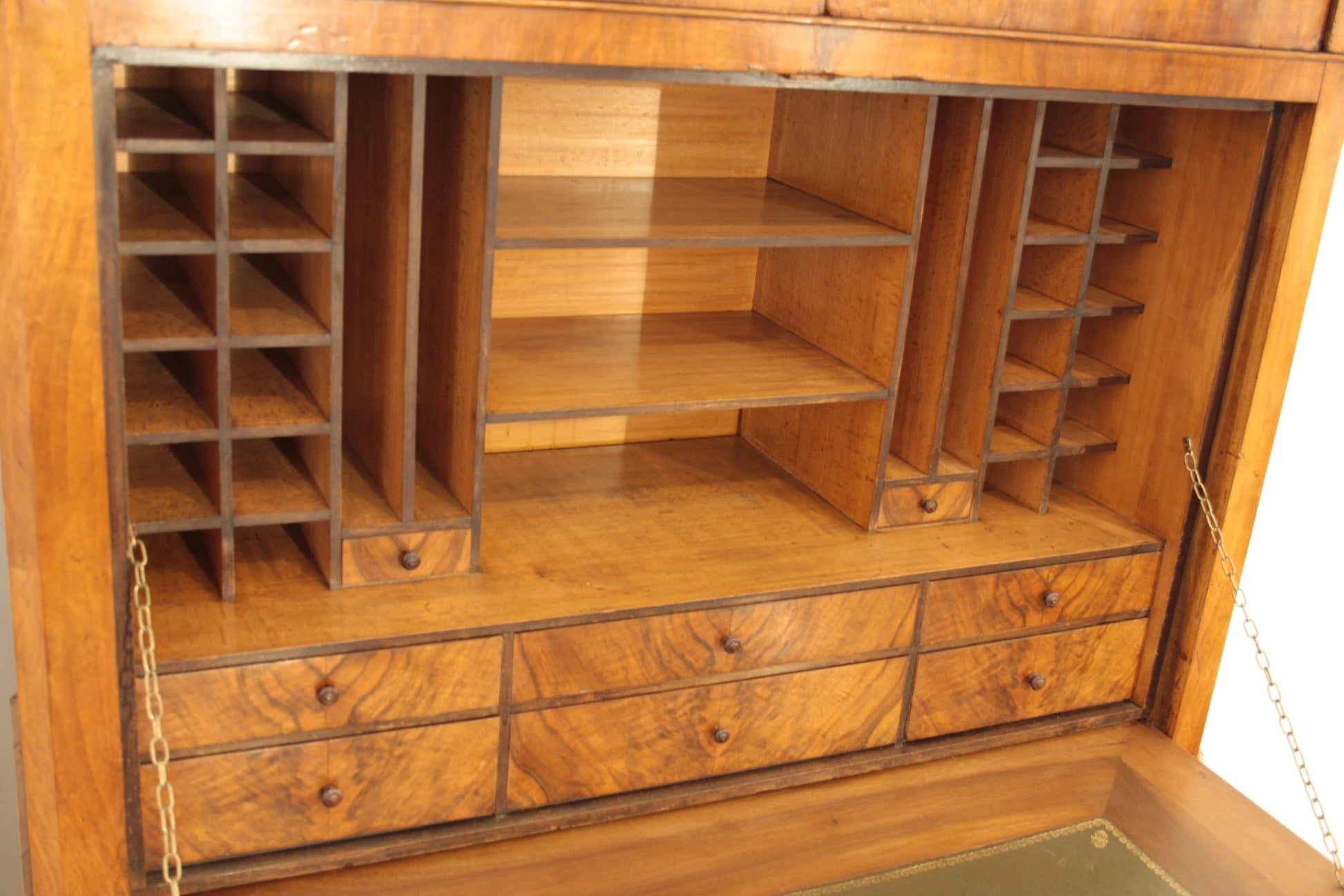 Interno di splendido secretaire umberto in rovere massello con multiple cassettine, ripiani e scomparti originali fine ottocento