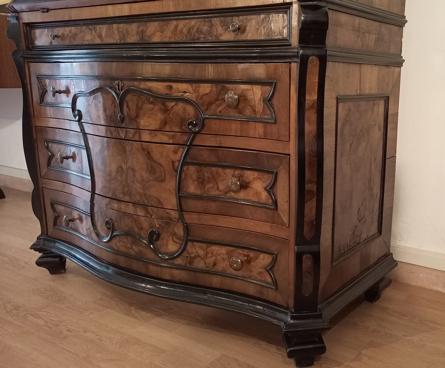 Cassettiera ribalta lombarda settecentesca originale in legno intagliato con cassetti curvi e impiallacciatura in radica restaurata