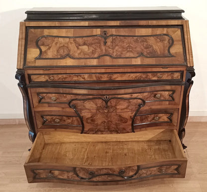 Cassettiera ribalta lombarda settecentesca originale in legno intagliato con pannelli decorativi e ribalta apribile
