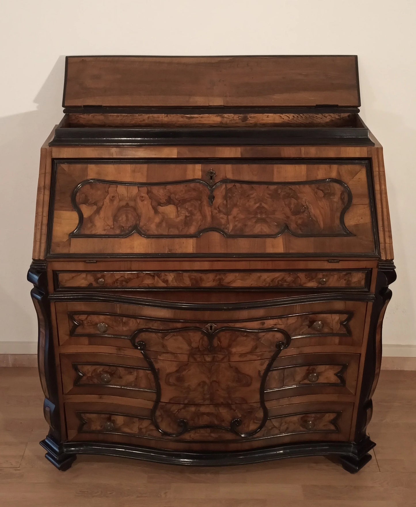 Cassettiera ribalta lombarda settecentesca originale in legno intagliato con cassetti curvi e intarsi decorativi restaurata