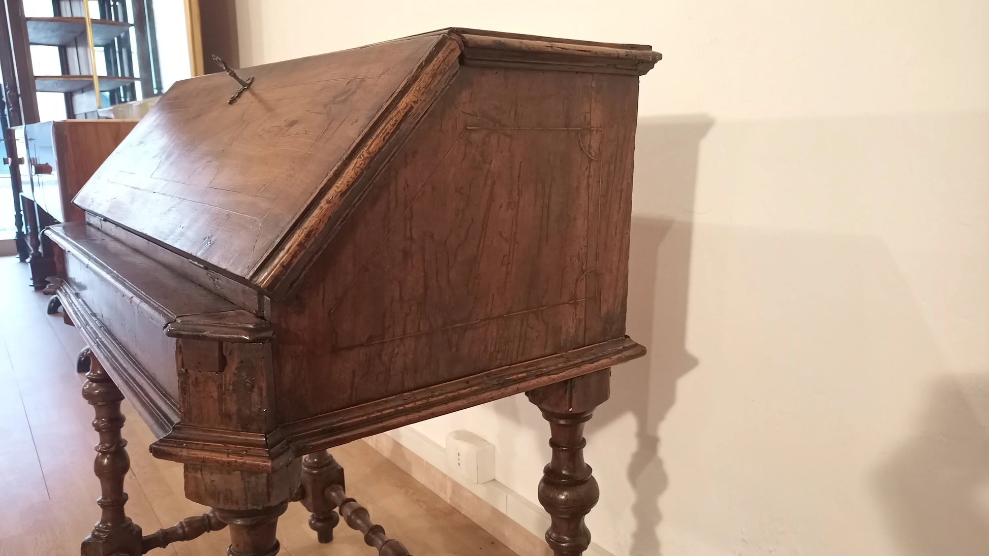 Antica scrivania a ribalta xviii secolo in legno con gambe tornite e piano inclinato per scrittura