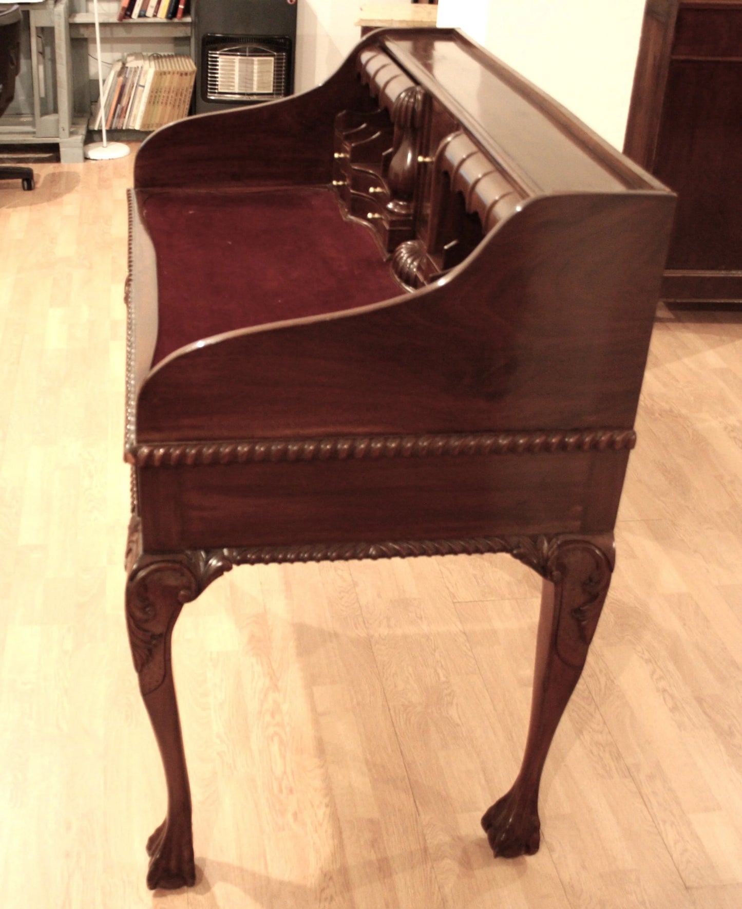 Escritorio antiguo inglés estilo Chippendale de nogal con patas arqueadas y patas de garra.